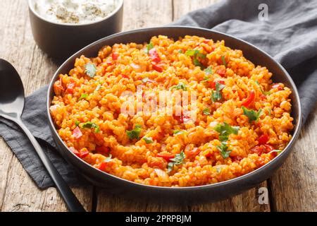 Traditioneller türkischer Bulgur Pilaf mit Tomatensoße auf dem Teller