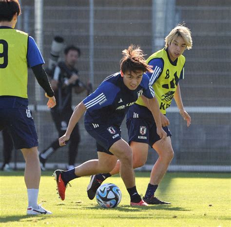 ボールを競り合う（右から）伊東、上田（撮影・小海途 良幹） ― スポニチ Sponichi Annex サッカー