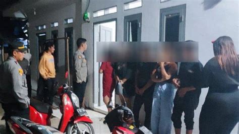 Polisi Di Indramayu Bubarkan Pemuda Pemudi Yang Asyik Nongkrong Di