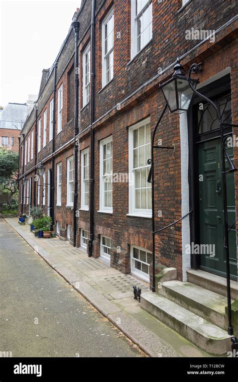 London 17th century houses hi-res stock photography and images - Alamy