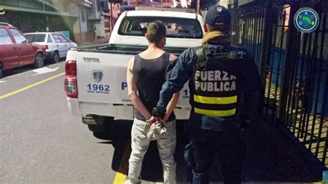 Detienen a hombre que intentó agredir con cuchillos a policías