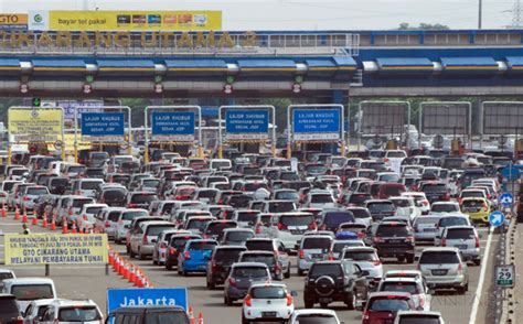 Arus Lalin Di Tol Jakarta Cikampek Padat Pagi Ini Okezone Megapolitan