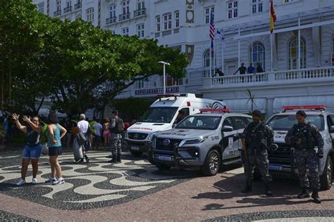 Madonna fãs esperam pela cantora em hotel no Rio de Janeiro Viver