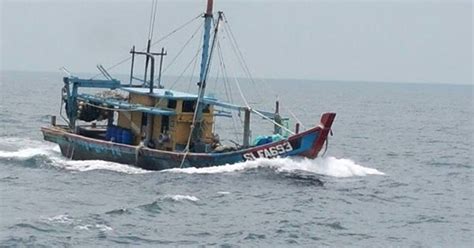 Satu Kapal Illegal Fishing Berbendera Malaysia Di Tangkap KP Hiu 04