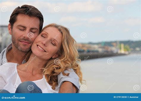 Paare In Einer Liebevollen Umarmung Stockfoto Bild Von Liebe Partner