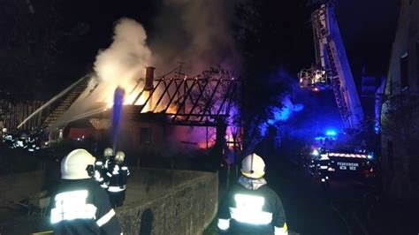 Wirtschaftsgeb Ude In Vollbrand Acht Feuerwehren Im Einsatz In