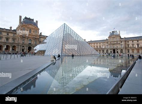 Piramide Del Louvre Immagini E Fotografie Stock Ad Alta Risoluzione Alamy