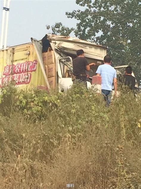 網曝石家莊一廂貨和拉土車相撞 車輛變形 每日頭條