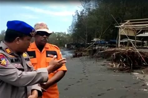 Imbas Gelombang Pasang Pantai Cemara Jember Terkikis Ancam Lapak