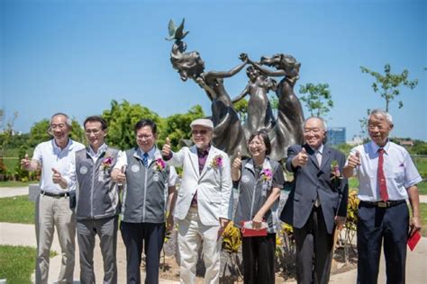 桃園市長鄭文燦今（27）日上午前往新屋區，出席台灣奇輝公派下何氏宗親會「奇輝文化園區揭牌儀式」。鄭文燦表示，祭祀公業又稱為「祭田」，是後代子孫