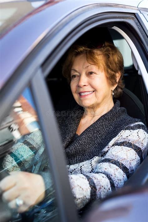 Femme M Re Heureuse S Asseyant Dans La Nouvelle Voiture Image Stock