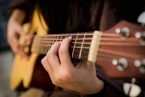 Comment Tenir Une Guitare Correctement Guide Essentiel Du D Butant