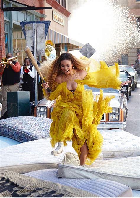 Image Beyoncé releases new behind the scenes snaps including own