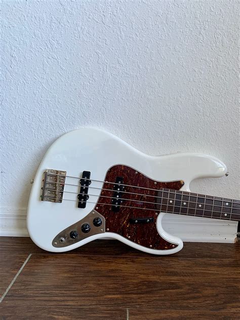 Squier Classic Vibe 60s Jazz Bass Olympic White Reverb