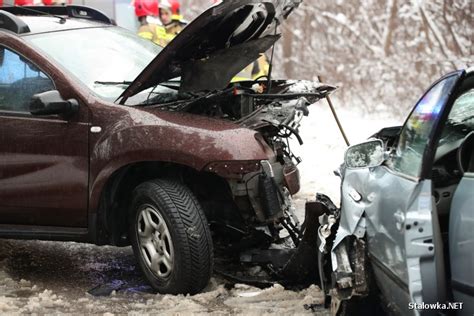 Czołowe zderzenie na drodze powiatowej 2 osoby ranne Stalowka NET