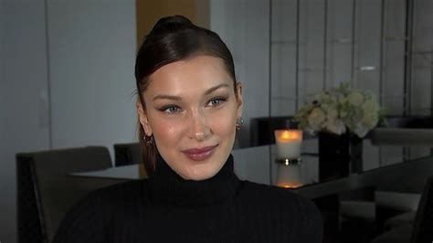 Bella Hadid mindent megtett hogy a New York i Divathét a melléről