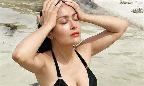 Salma Hayek Celebra El D A Del Bikini Con Un Impactante Selfie Cine