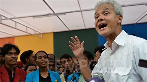 Ganjar Pranowo Sapa Mahasiswa Di Pameran Foto Peringatan Reformasi