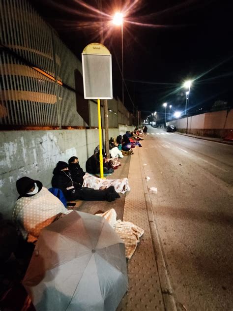 A Roma Si Costretti Ancora A Stare In Fila Fuori Dalla Questura Per