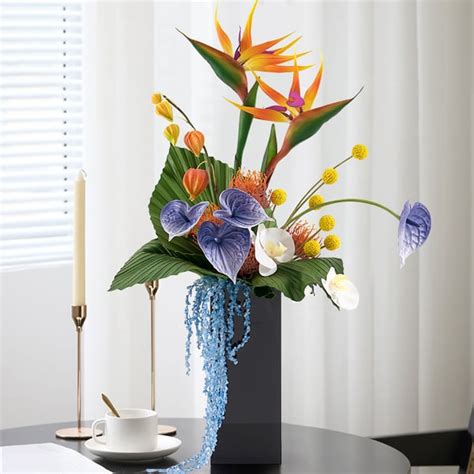 Modernes Iris Arrangement Mit K Nstlichen Blumen In Der Vase Schwarze