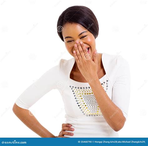 Femme Africaine Couvrant Sa Bouche Et Rire Photo Stock Image Du