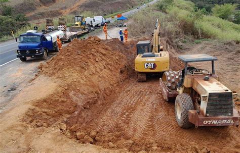 Portal Caparaó EcoRioMinas realiza serviços de sinalização vertical e