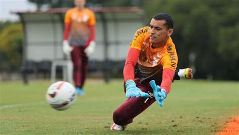 Flamengo Foca Em Goleiro Mais Jovem E Recua Na Investida Por Santos Do