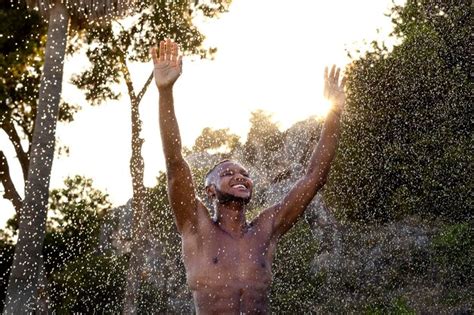 Homem Sorridente De Vista Frontal Tomando Banho Ao Ar Livre Foto Gr Tis