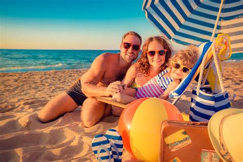 Família Feliz Se Divertindo Nas Férias De Verão Foto de Stock Imagem