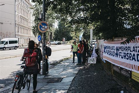 Pm Pop Up Radweg An Der Breite Stra E Zum Weltfahrradtag Am Juni