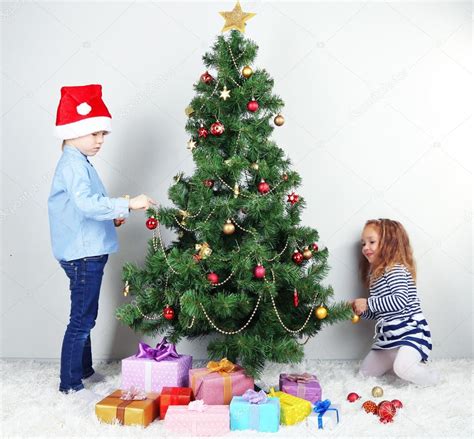 Kids Decorating Christmas Tree With Baubles In Room — Stock Photo