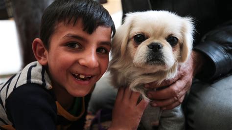 Adıyaman da enkazdan çıkardığı köpeği sahiplendi