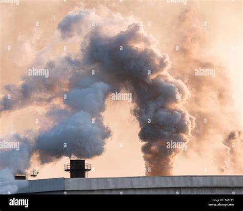 La Quema De Ca A De F Brica Con El Humo Y La Contaminaci N En El Cielo