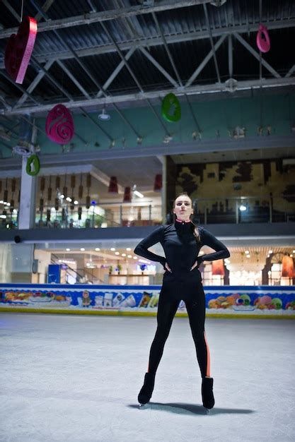 Mujer patinadora artística en la pista de patinaje sobre hielo Foto