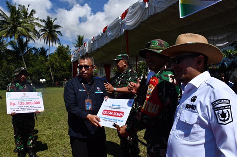 Semen Padang Serahkan Bantuan 1 Unit Bedah Rumah Dan 250 Zak Semen