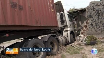 Motorista perde o controle de carreta e veículo invade casa na Zona Sul