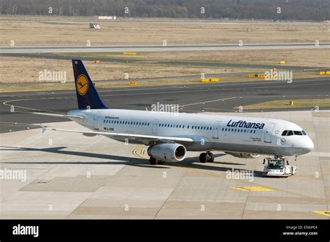 Lufthansa Airbus A Fotos Und Bildmaterial In Hoher Aufl Sung Alamy