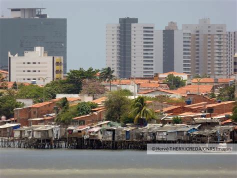 Immeubles Modernes Maisons En Brique Brute Et Favelas Sao Luis Do