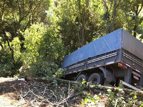 Motorista E Passageira Ficam Feridos Ap S Caminh O Sair Da Pista E