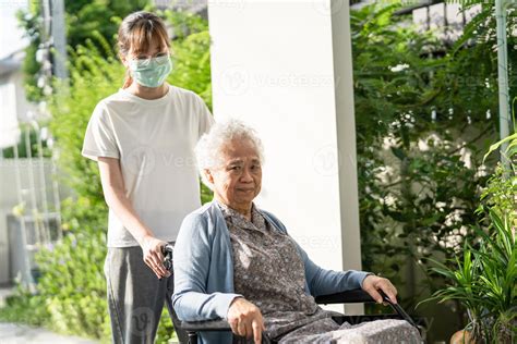 Cuidador Ayuda Y Cuida A Una Anciana Asi Tica O Anciana Sentada En