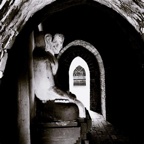 Estatua De Buda En El Antiguo Templo Foto Premium