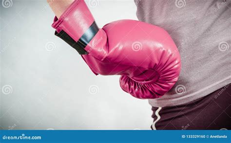 Guantes De Boxeo De La Mujer Que Desgastan Foto De Archivo Imagen De