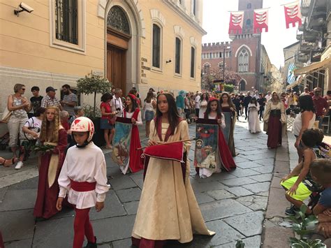 Palio Ecco Le Prime Immagini Della Sfilata Dei Bambini Gazzetta D Asti