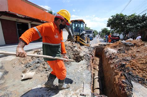 Casas Construídas Sobre Redes De Drenagem E Ligações Clandestinas De