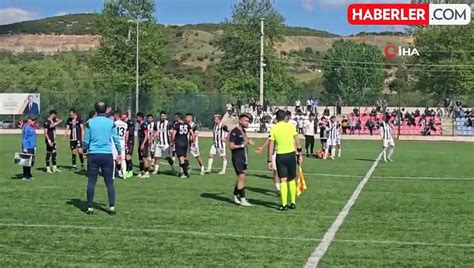 Saha içi bir anda karıştı futbolcular tekme tokat birbirine girdi