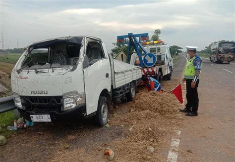 Diduga Pecah Ban Kecelakaan Tunggal Truk Pengangkut Melon Ngguling Di