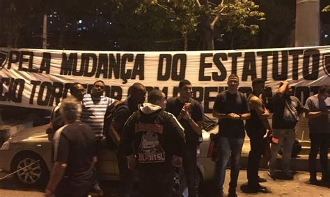 Torcida Protesta Contra Presidente Do Botafogo Em General Severiano