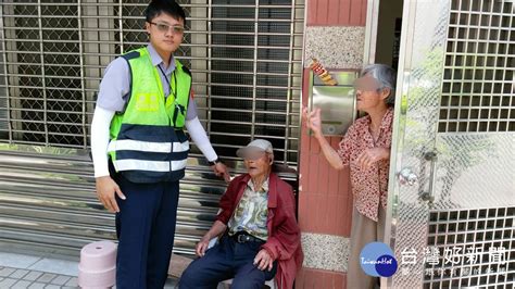 陽光毒辣老翁體力不支路倒 熱心警護送返家 風傳媒