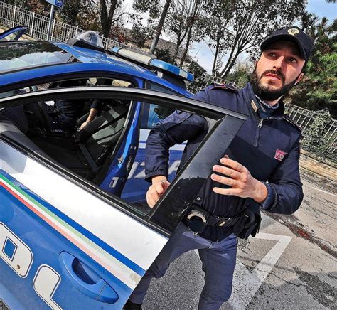 Pesaro Due Gang Si Contendono Il Miralfiore Arrestato Il Rapper