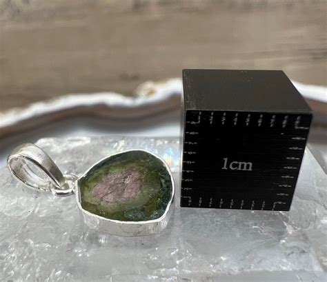 Pendentif En Tourmaline Melon D Eau Lesmineraux Fr